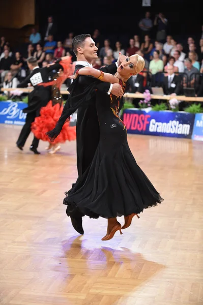 Pareja de baile en una pose de baile durante el Grand Slam Standart —  Fotos de Stock