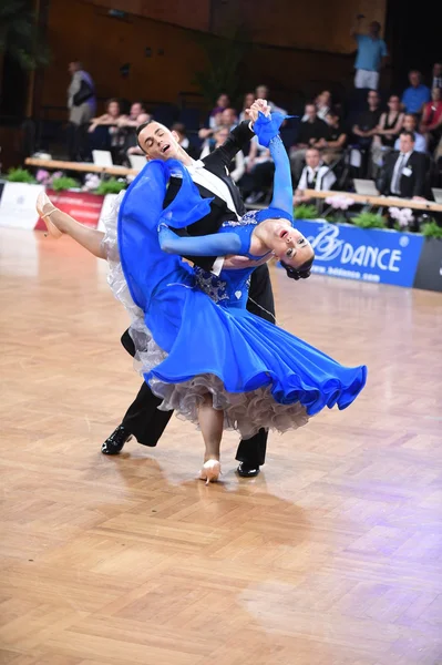 Pareja de baile en una pose de baile durante el Grand Slam Standart —  Fotos de Stock
