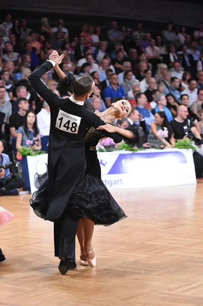 Casal de dança em uma pose de dança durante Grand Slam Standart — Fotografia de Stock