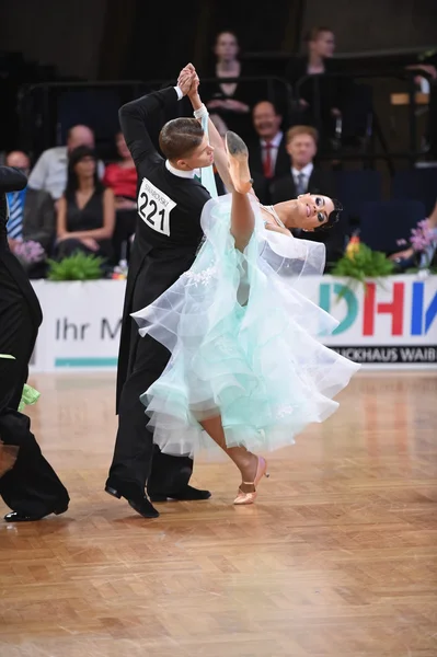 Pareja de baile en una pose de baile durante el Grand Slam Standart —  Fotos de Stock