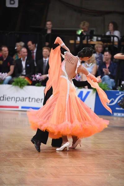 Pareja de baile en una pose de baile durante el Grand Slam Standart —  Fotos de Stock