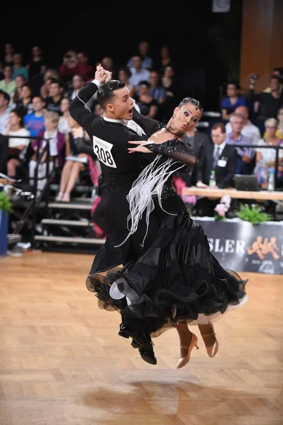 Pareja de baile en una pose de baile durante el Grand Slam Standart — Foto de Stock