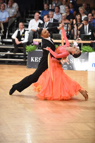 Coppia di danza in posa da ballo durante il Grande Slam Standart — Foto Stock