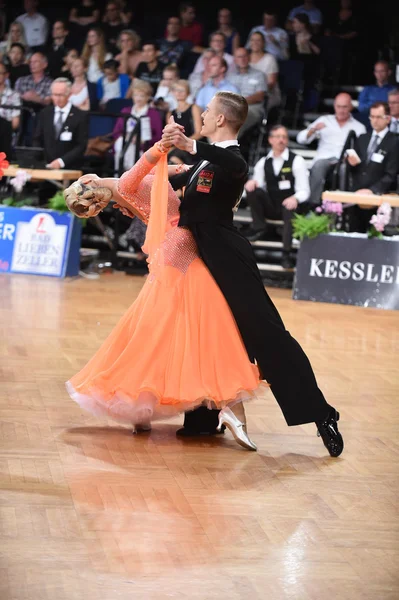 Tanzpaar in Tanzpose bei Grand-Slam-Turnier — Stockfoto