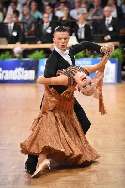 Pareja de baile en una pose de baile durante el Grand Slam Standart —  Fotos de Stock