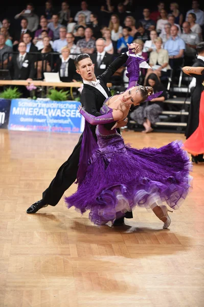 Pareja de baile en una pose de baile durante el Grand Slam Standart —  Fotos de Stock