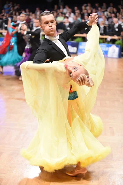 Casal de dança em uma pose de dança durante Grand Slam Standart — Fotografia de Stock