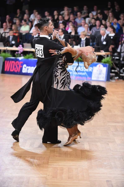 Pareja de baile en una pose de baile durante el Grand Slam Standart — Foto de Stock