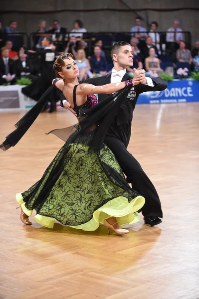 Casal de dança em uma pose de dança durante Grand Slam Standart — Fotografia de Stock