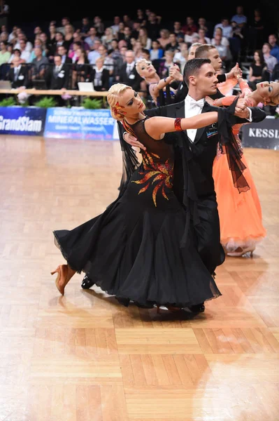 Pareja de baile en una pose de baile durante el Grand Slam Standart —  Fotos de Stock