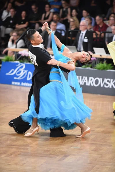 Pareja de baile en una pose de baile durante el Grand Slam Standart — Foto de Stock