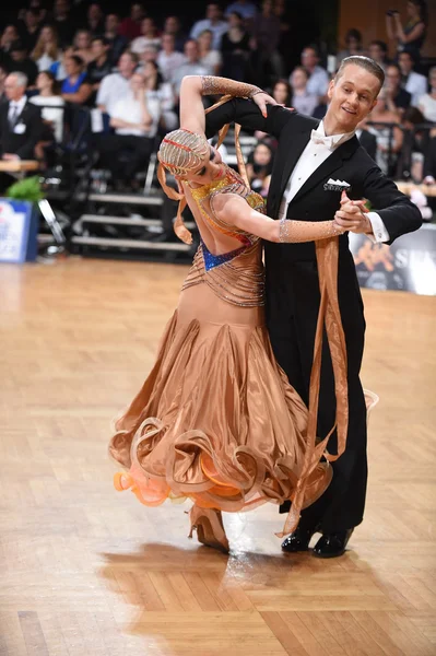 Casal de dança em uma pose de dança durante Grand Slam Standart — Fotografia de Stock
