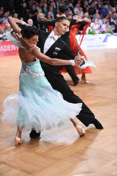 Casal de dança em uma pose de dança durante Grand Slam Standart — Fotografia de Stock