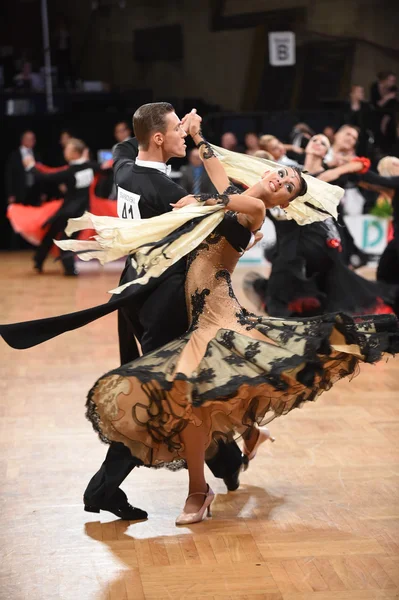 Casal de dança em uma pose de dança durante Grand Slam Standart — Fotografia de Stock