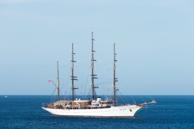 Büyük lüks gemi güneşli bir günde Cozumel, Meksika 'nın yanında yelken açıyor.