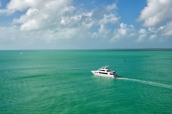 Yate flotando sobre agua verde — Foto de Stock