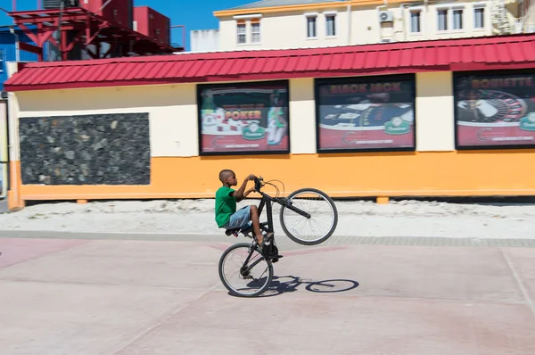 Garçon sautant sur vélo — Photo