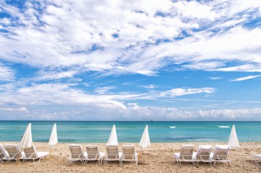 Güney sahilinde, Miami 'de beyaz şezlong.