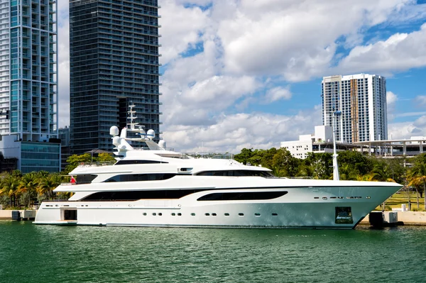 Miami, luksusowy jacht w stacji dokującej — Zdjęcie stockowe