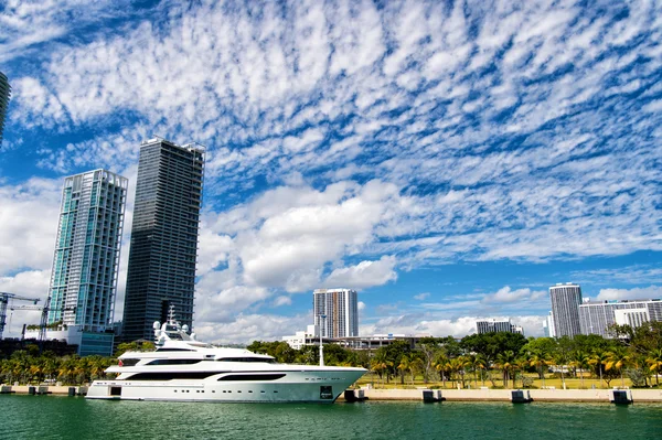 Miami, luxejacht in dock — Stockfoto