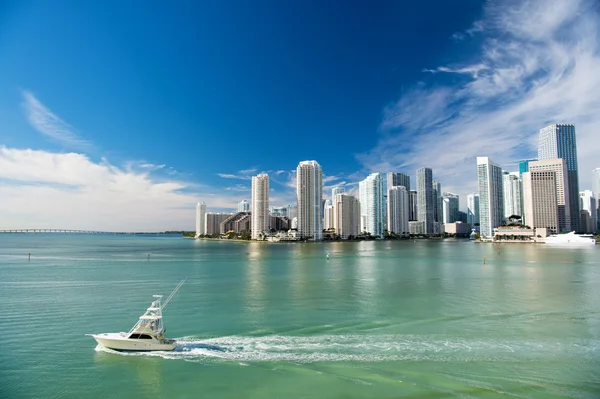 Mavi bulutlu gökdelenli Miami gökdelenlerinin hava manzarası, tekne yelkeni — Stok fotoğraf