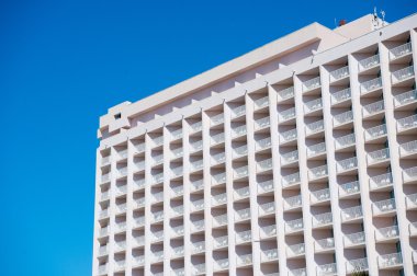 Mavi gökyüzüne balkon inşa etmek