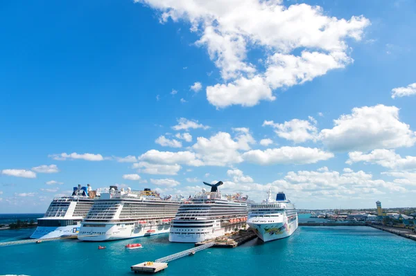 Navi da crociera nel porto di Nassau — Foto Stock