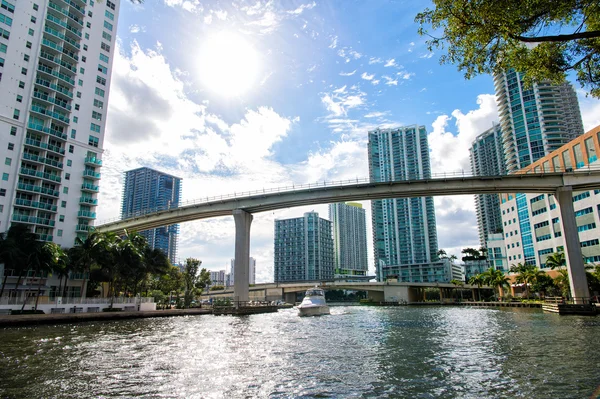 Downtown Miami längs Miami River inloppet med Brickell Key i bakgrunden och yacht cruising av — Stockfoto