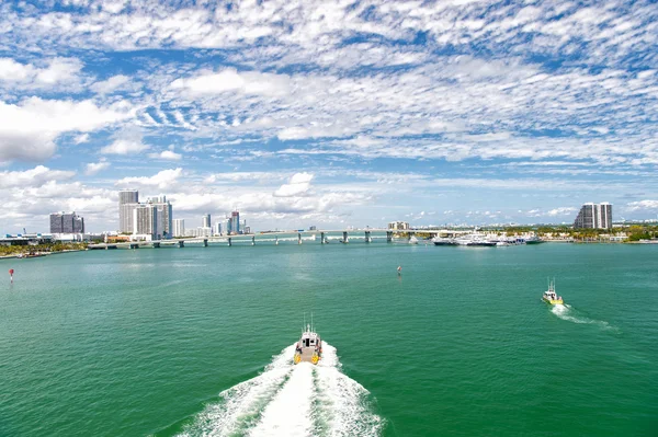 Flygfoto över Miami skyskrapor med blå mulen himmel, bridge och yacht — Stockfoto