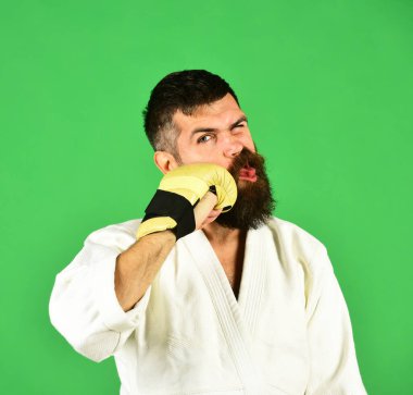 Japon dövüş sanatları konsepti. Dövüş ustası kendini yumrukluyor.