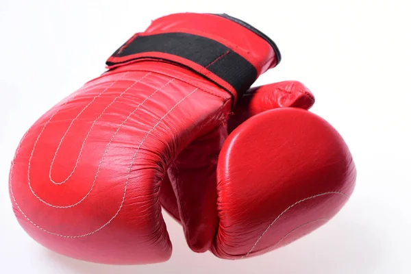 Luvas de boxe na cor vermelha isoladas no fundo branco — Fotografia de Stock