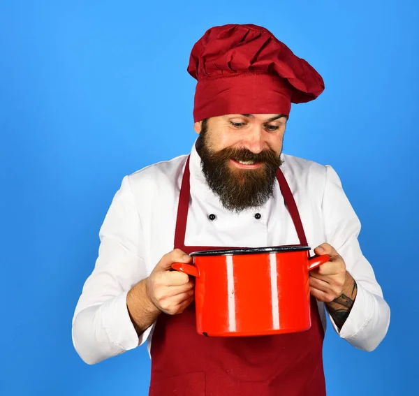 Professioneel kookconcept. Chef met rode ovenschotel of steelpan. — Stockfoto