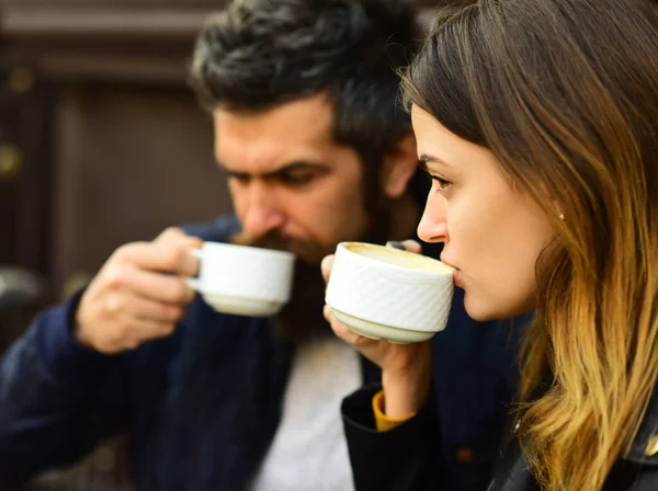 Пара влюбленных пьет эспрессо во время кофе-брейка. — стоковое фото