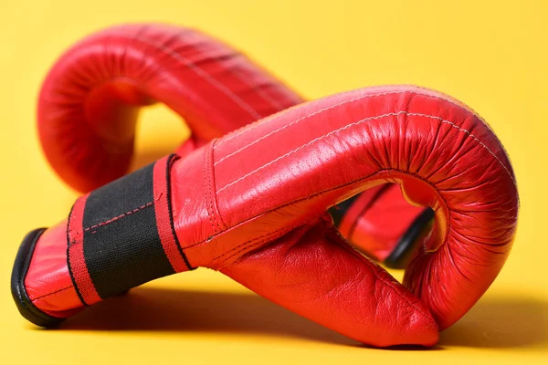 Guantes de boxeo en color rojo sobre fondo amarillo. —  Fotos de Stock