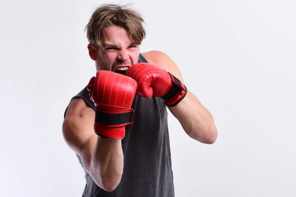 Campeonato y concepto de entrenamiento. Hombre con cerdas y cara furiosa —  Fotos de Stock