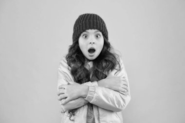 Buz gibi hissediyorum. Soğuk kışa hazır olun. Soğuk iklim havası. Donmuş küçük kız pembe arka plan. çocuk ceketi ve örgü şapka. Kış alışverişi. Hava çok soğuk. Kışın nasıl sıcak giyileceğini