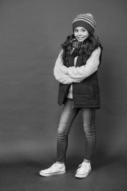 Hippi moda trendi. Kış tatilin kutlu olsun. Sıcak ve mutlu hissediyorum. Rahat bir stil. Şık giyinmiş neşeli, gülümseyen uzun saçlı bir çocuk. Kış gardırobu. Moda dükkanı. Kış modası