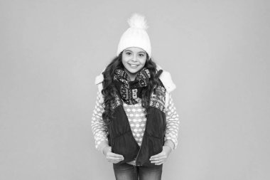 Her mevsim güzel kalmak. Çocuk örülmüş kalın elbiseler giyiyor. Kış titreşimleri. Mutlu hippi kız portresi. Gençlik sokak modası. Kış eğlencesi Hava çok güzel. Bu sezon aktif kal