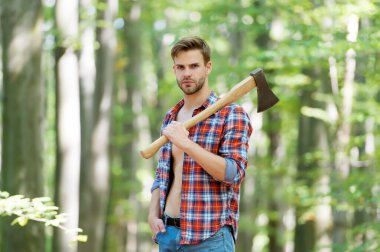Ormandaki oduncu omzunda balta tutuyor, doğa.