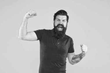 Ben yaptım. Mutlu hipster sarı arka plan. Başarılı hipster, kazanan bir jest gösterdi. - Zafer. Sakallı adam hippi sakalı takıyor. Sıradan hipster tarzı. Berber dükkanı. Moda ve tarz. Erkek giyim mağazası