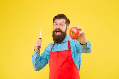 Domates tarifi. Deli aşçı domatesi bıçakla kesti. Taze yemek. Vejetaryen diyeti ve diyet. Sağlıklı yemek. Doğal mutfak işte. Yemek menüsü