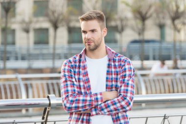 Traşsız, modaya uygun saçları olan, açık havada günlük gömlekli, modern moda bir genç adam.