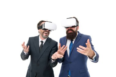 Yenilikçi teknolojilerle çalışmak. Sanal gerçeklik. Ortaklık ve takım çalışması. Resmi takım elbiseli sakallı olgun adamlar. İş adamları sanal gerçeklik gözlüğü takıyor. Çevik iş dünyasındaki modern teknoloji. Dijital gelecek