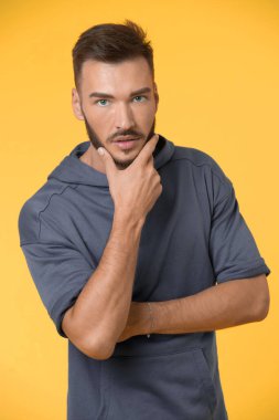 Sakallı adam sakala eliyle dokunur. Sakallı adam. Tıraşsız suratlı sakallı adam. Sakallı ve şık. İyi görünüyorsun.