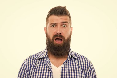 İnanılır gibi değil. Merak ediyorum. Yakışıklı, şaşırmış bir adam. Şaşırmış adam kıllı ve saç stili. Erkek güzeli. Berber kuaförü. Sakallı, şaşırmış adam. Duygusal bir ifade. Şaşırmış yüz.