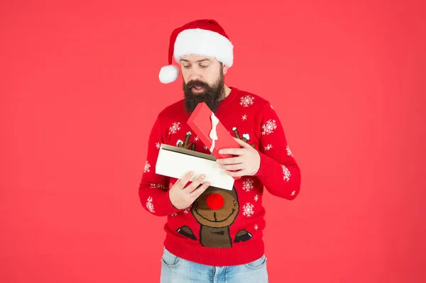 선물 쇼핑을 하고 있습니다. 상자를 여는 것입니다. 새해 복 많이 받아. 메리 크리스마스. 산타 모자쓰고 스웨터입은 남자. 잔혹 한 힙합 가수들 이 크리스마스 파티를 축하하고 있습니다. 겨울 방학 준비. 온라인에서 선물찾기 — 스톡 사진