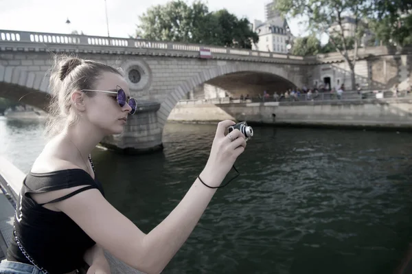 観光客のための最高のカメラ。かなりの写真家は都市の川の写真を撮る。カメラで撮影されたセクシーな女の子。コンパクトな旅行カメラ。休暇中に旅行写真を撮影するためのカメラ。旅行と休暇 — ストック写真