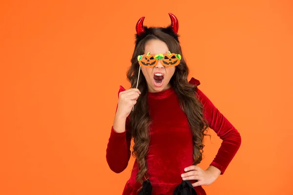 Gritando emocionalmente niño en traje de cuerno de imp a Halloween con gafas de fiesta divertidas, celebración de Halloween —  Fotos de Stock