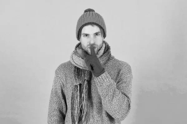 Keep my secret. Man handsome unshaven guy wear winter accessories on blue background. Winter season sale. Hipster knitted winter hat scarf and gloves. Emotional expression. Mysterious deal. Wish list — Stock Photo, Image