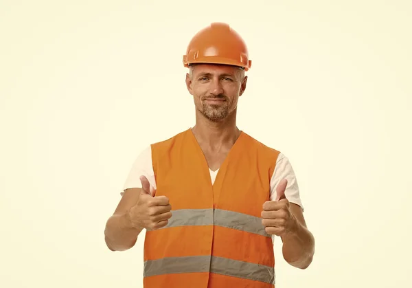 Mejora. Un proyecto ambicioso. Ingeniero exitoso. Un buen constructor. Hombre casco protector uniforme fondo blanco. Constructor trabajador seguro y exitoso. Concepto de éxito. Constructor sonriendo cara — Foto de Stock